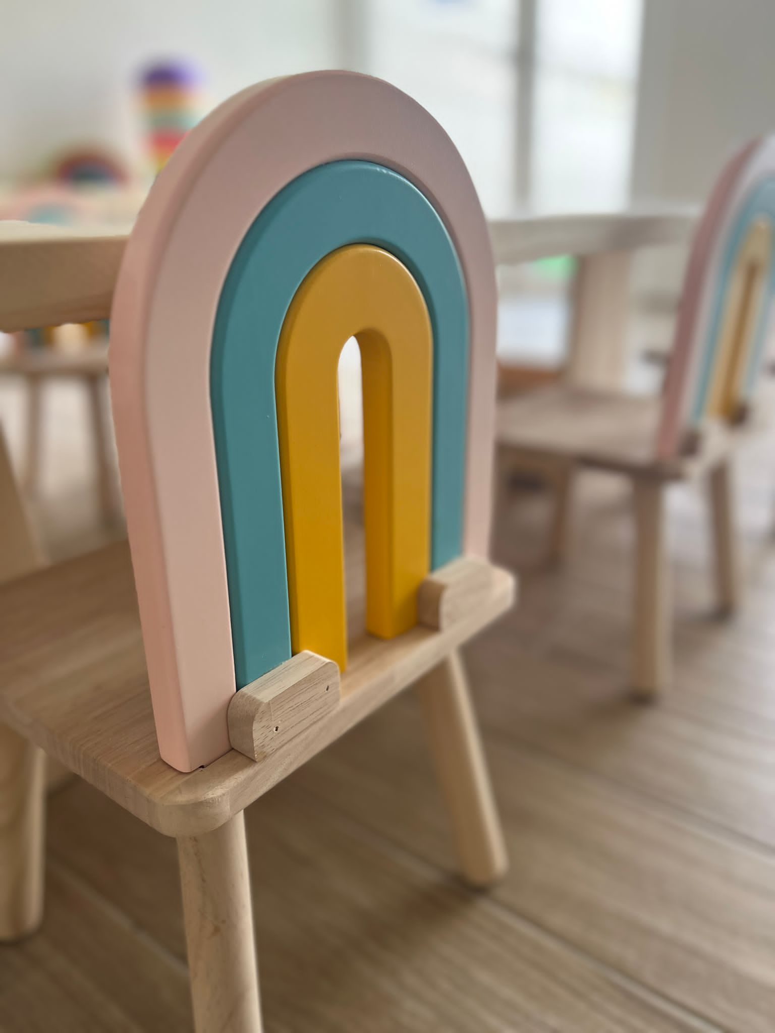 Kinderstuhl mit Regenbogen-Lehne in Rosa, Türkis und Gelb
